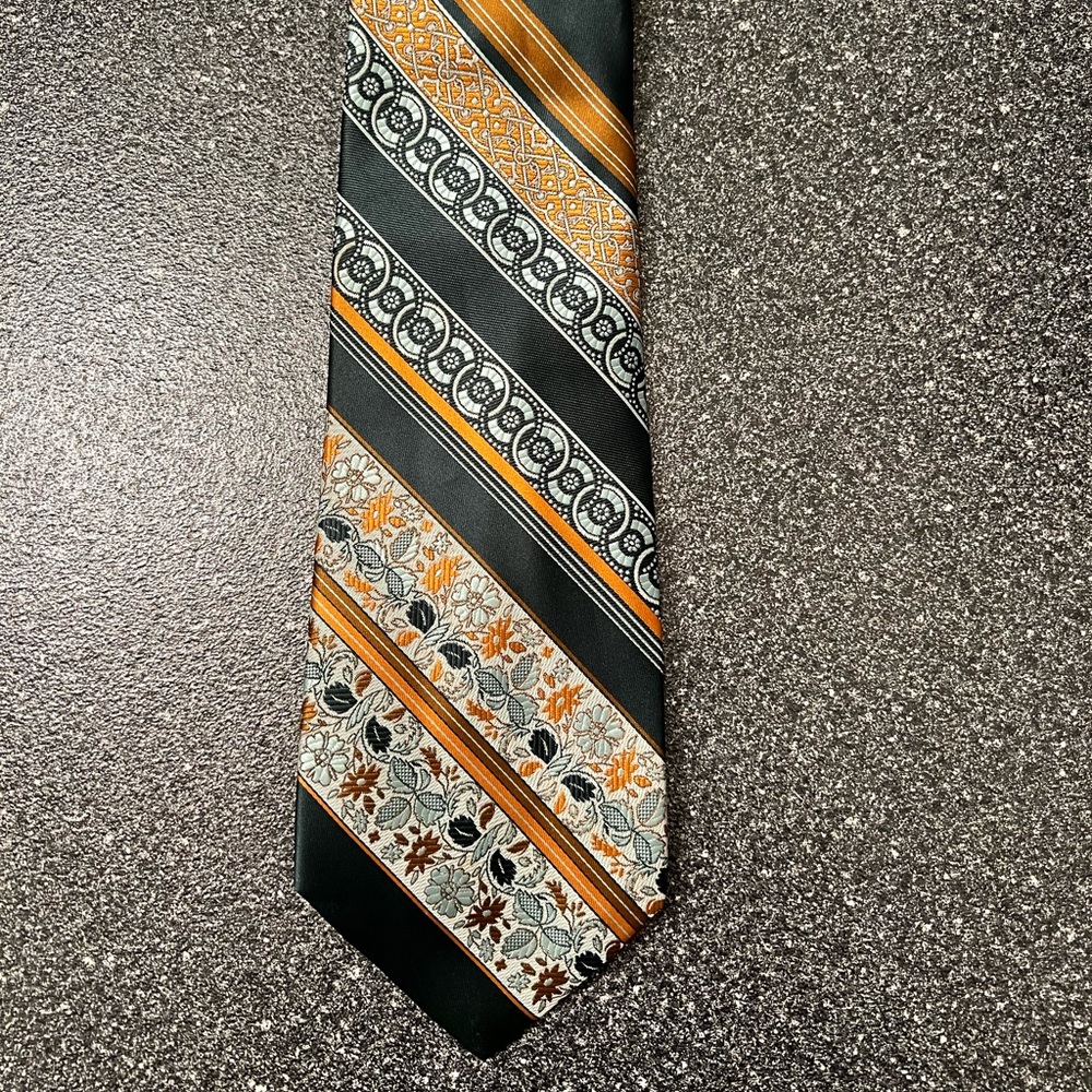 Britannia Embroidered Tie in Irish Theme of Green & Gold